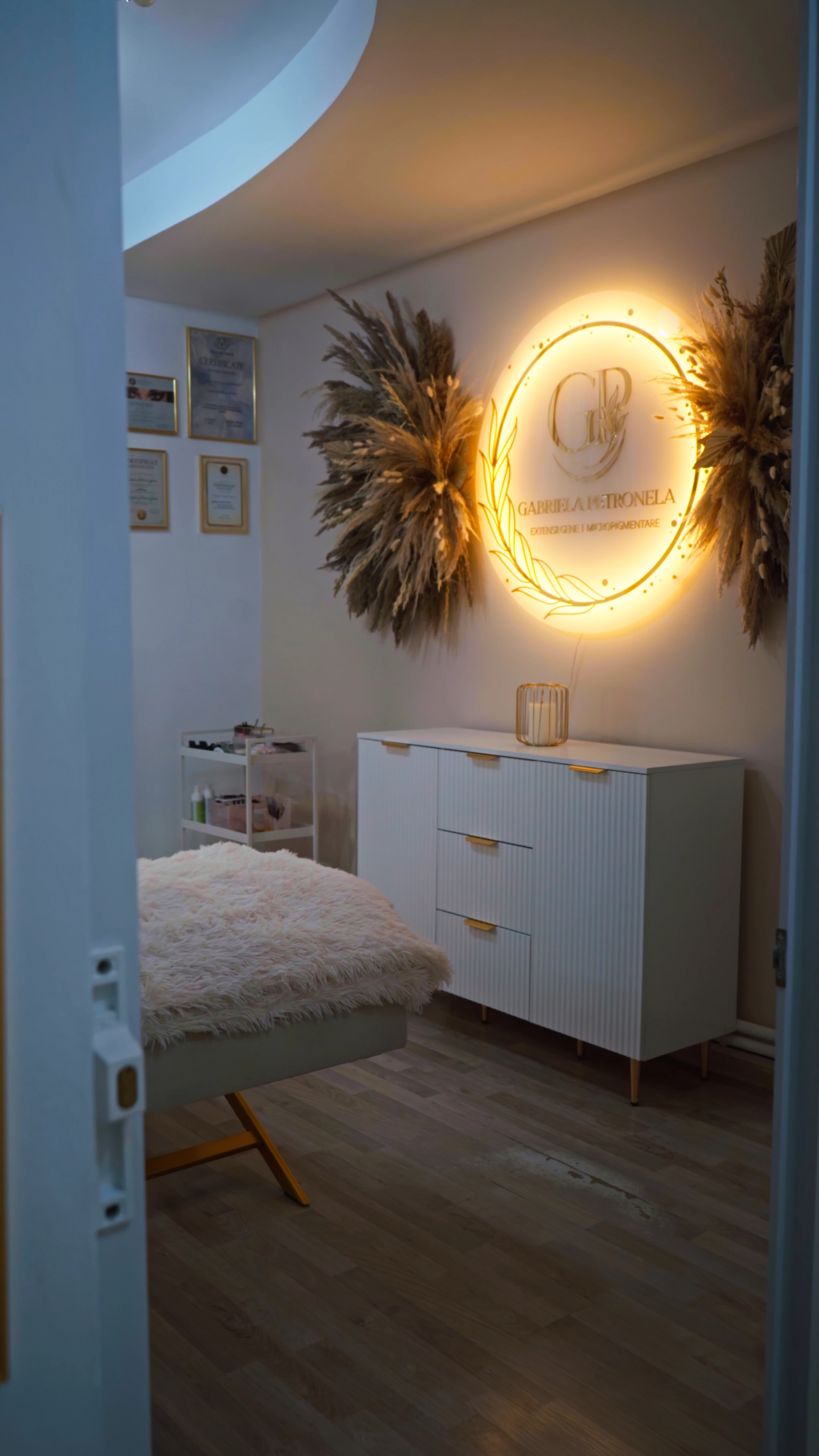 Salon Gabriela Petronela Bacău - cameră pentru extensii gene și micropigmentare